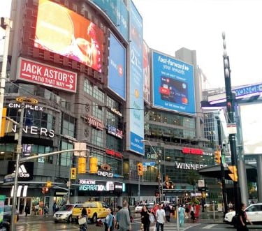 toronto-dundas-square