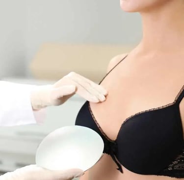 ब्रेस्ट इंप्लांट के बाद स्तन देखने में नकली लगते हैं।