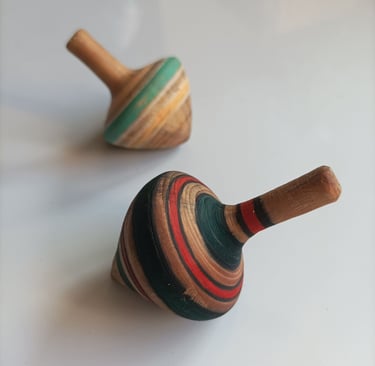 Toupies en bois peintes à la main