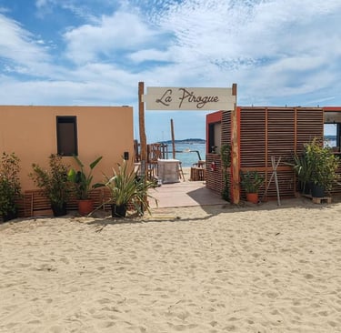 Entrée de la plage de la plage privé et restaurant La Pirogue Plage