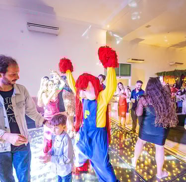 Equipe de recreadores para prender a atenção das crianças