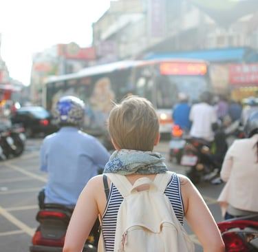 Travel Scams Tourists Fall For: How to Avoid Fake Taxis, Rigged Souvenirs, and Common Tourist Traps