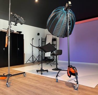 studio de photographie avec fonds de couleur, flashs de studio et modeleurs. Plafond noir et parquet