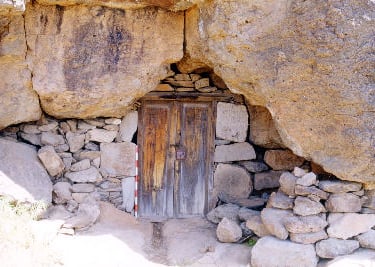 puerta de cueva en mogan 