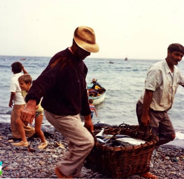 pescadores con cestas de pescado