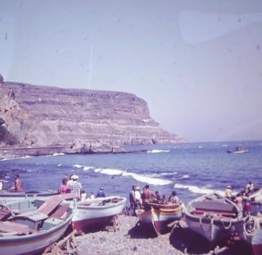 playa mogan con barcos