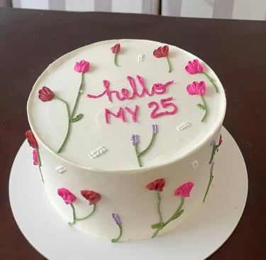 Bolo de aniversário decorado com flores coloridas, com a inscrição 'hello MY 25' em cima. Ideal para