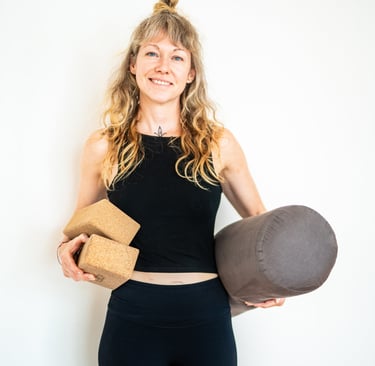Foto Yogalehrerin mit Block und Bolster