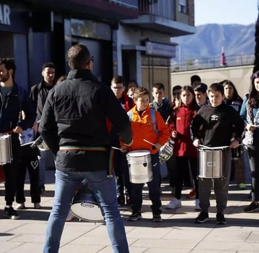un hombre tocando la batería frente a un grupo de personas en Cullera
