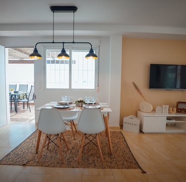 a dining room with a television and a television Cullera
