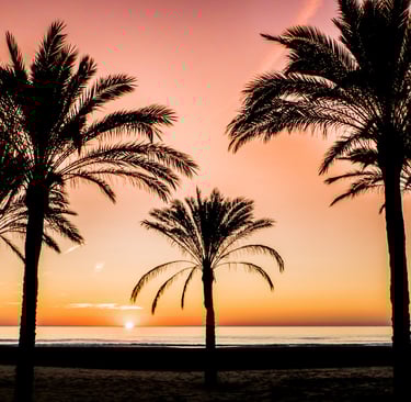 Imagen de un atardecer en la playa de Cullera con el sol bajando en el horizonte 