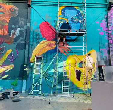 une fresque en cour de création avec un échafaudage 