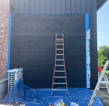 un mur noir avec une échelle