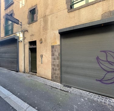 une rue avec trois rideaux de fer