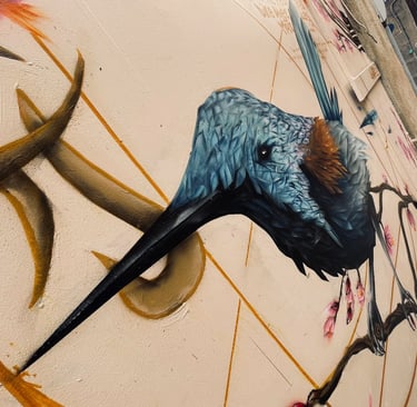 une peinture d'un oiseau avec un long bec