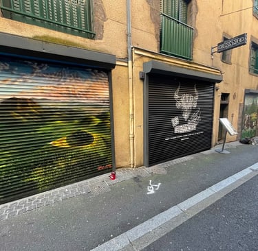 trois rideau de fer peint représentant des montagnes, une tête de taureau et des vaches