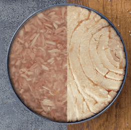 Консерва разделена на две поливини, която е  пълна с червена и бяла риба тон.