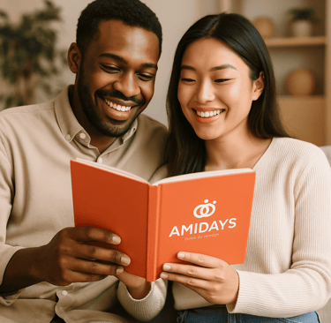 Couple souriant consultant le carnet illustré du coffret mariage Amidays pour avancer dans leur prép