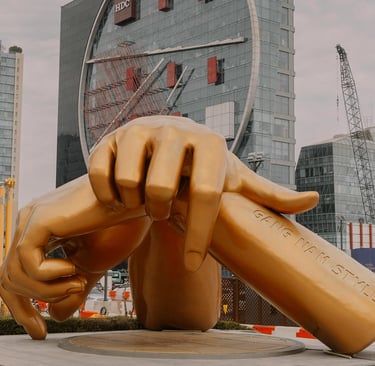 Manos de PSY, el gangnam style, foto tomada pexels de autor Elina Volkova