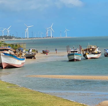 Paisagem de dia mostrando mar e barcos de pesca