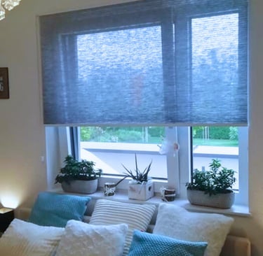 roleta plisowana wolnowisząca z systemem sterującym z boku rolety