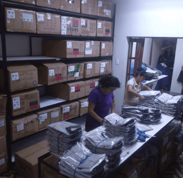 Empacando camisas y blusas Oxford para despacho