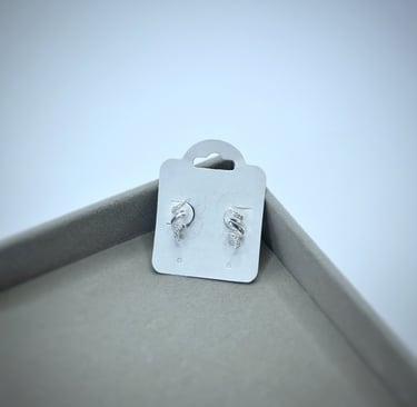 Brinco em prata 925 mini torcido com detalhes em zirconia. Garantia eterna