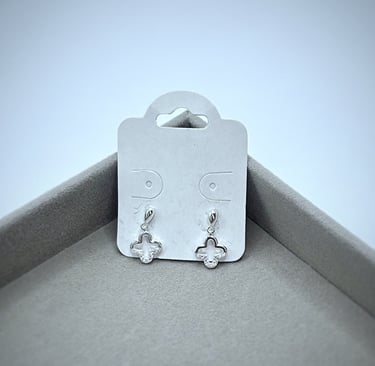 Brinco em prata 925, modelo trevo vazado com detalhes em zirconia