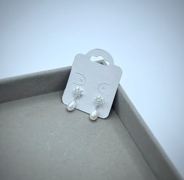 Brinco em prata 925 modelo pingo em perola e detalhe em zirconia. Garantia eterna