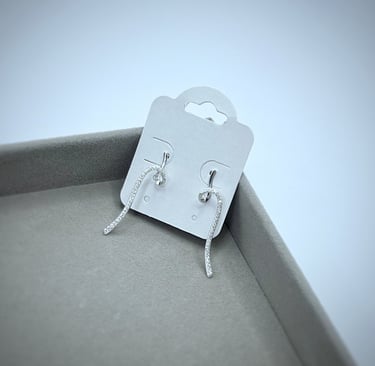 Brinco em prata 925 torcido longo cravejado com zircônia