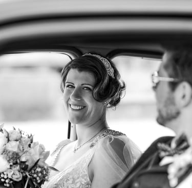Brautpaar im Oldtimer in schwarzweiß