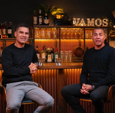 Rafa Márquez y David Trezeguet en plena grabación de su formato de youtube