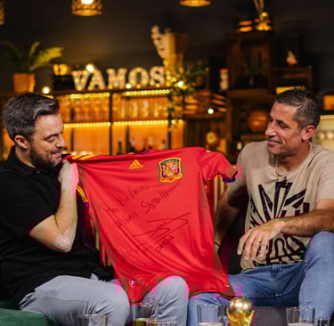 Joan Capdevilla firma la camiseta de la selección de España en nuestro estudio de grabación.