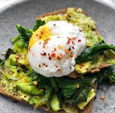 Semaglutide Recipe: Crispbread with Avocado, Poached Egg and Greens