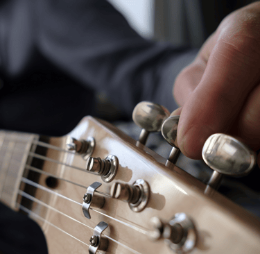 afinando guitarra