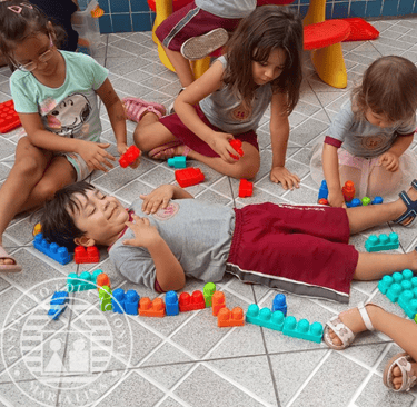 Alunos brincando com brinquedos