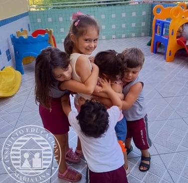 Alunos se abraçando