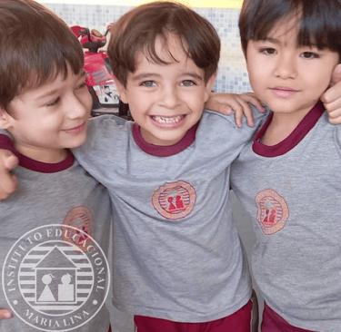 Alunos posando para foto