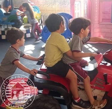 Alunos brincando no parque