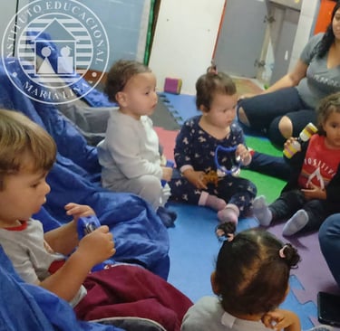 Alunos bebes em aula de musicalização