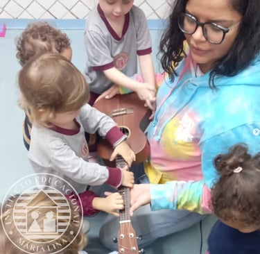 Alunos em aula de musicalização