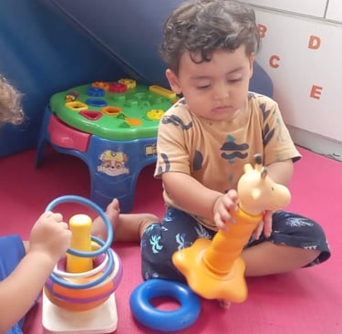 Alunos bebês brincando