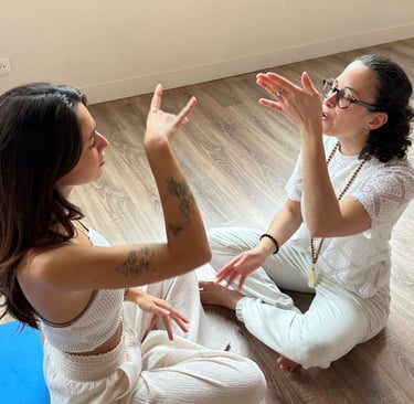 Participant accompagne en seance individuelle de Yatra Kundalini Activation
