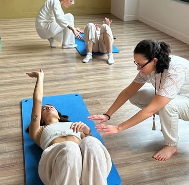 Participant en etat de transe consciente lors d’une seance de Yatra Kundalini Activation a Toulouse