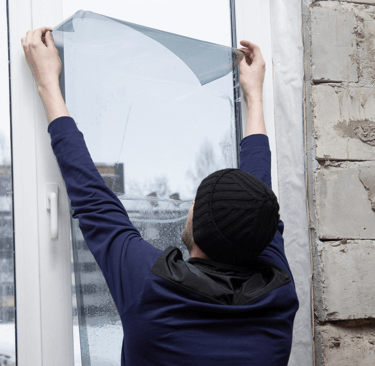 ein Mann installiert Glasdekor