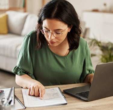 Entrepreneur suivant simplement la comptabilité de son entreprise sur ordinateur