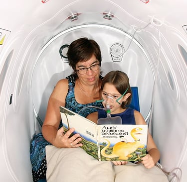 Une dame avec un enfant dans un caisson hyperbare