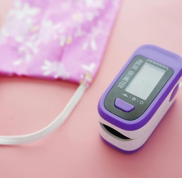 un Oxymètre saturomètre de Pouls à coté d'un masque