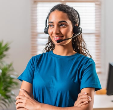 Une jeune femme avec un casque téléphonique