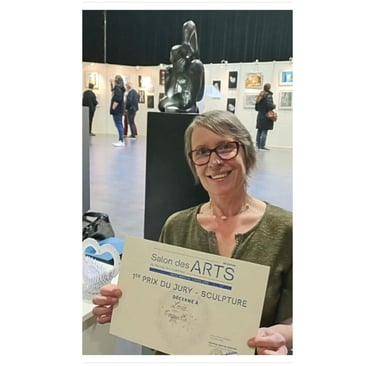 Lode posant à côté de Coquille, 1er prix du Jury au Salon des Arts du Perray-en-Yvelines